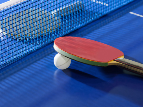 Tischtennisplatte mit Schlägern und Netz